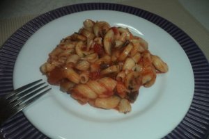Paste cu sos de rosii cu ciuperci