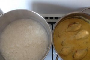 Pui cu curry pe pat de orez