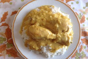 Pui cu curry pe pat de orez