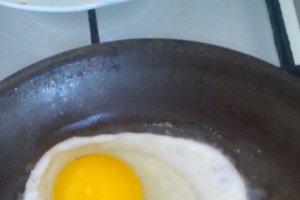 Curry de cartofi cu oua ochiuri