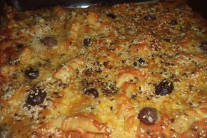 Pizza rapida pe aluat cumparat