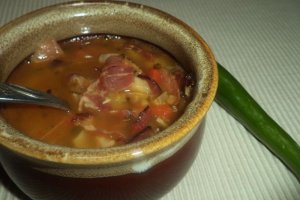 Ciorba de linte cu prosciutto