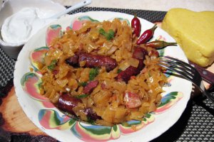 Varza la cuptor, cu bacon si carnati