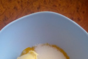Deliciu la pahar cu fructe si bezea