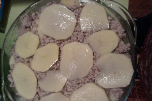 Cartofi cu carne tocata la cuptor