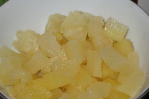 Salam de biscuiţi, reţetă cu ananas