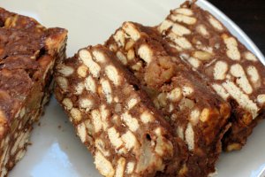 Salam de biscuiţi, reţetă cu ananas