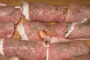 Rulouri din muschi de porc si sunca