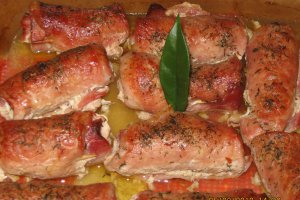 Rulouri din muschi de porc si sunca