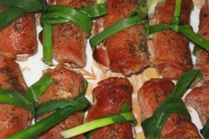 Rulouri din muschi de porc si sunca