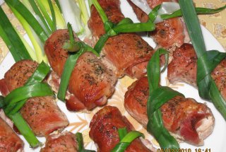 Rulouri din muschi de porc si sunca