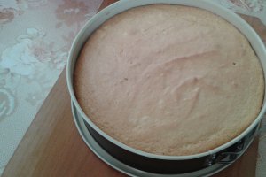 Tort cu crema de mascarpone si gem de piersici