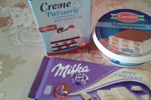 Tort cu crema de mascarpone si gem de piersici