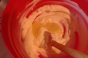 Tort cu crema de mascarpone si gem de piersici