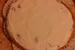 Tort cu crema de mascarpone si gem de piersici