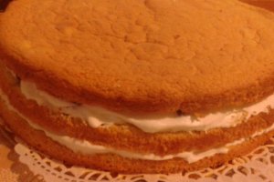 Tort cu crema de mascarpone si gem de piersici