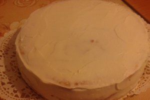 Tort cu crema de mascarpone si gem de piersici