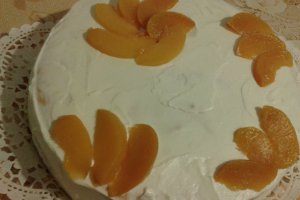 Tort cu crema de mascarpone si gem de piersici