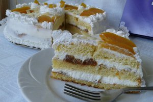 Tort cu crema de mascarpone si gem de piersici