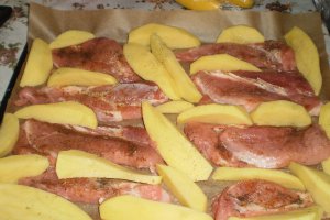 Spata de porc cu cartofi la cuptor