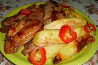 Spata de porc cu cartofi la cuptor