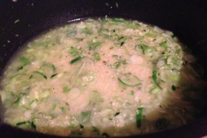 Cous cous cu ceapa verde si carne de curcan in sos de bulion