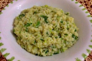 Cous cous cu ceapa verde si carne de curcan in sos de bulion