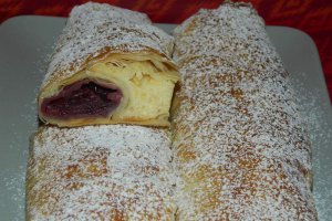 Strudel cu branza si visine