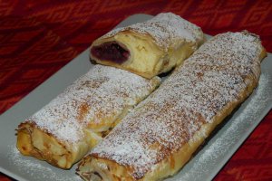 Strudel cu branza si visine