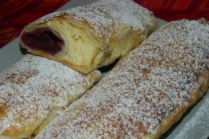 Strudel cu branza si visine