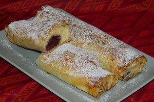 Strudel cu branza si visine