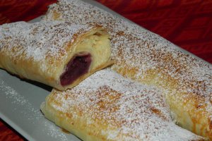 Strudel cu branza si visine