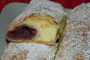 Strudel cu branza si visine