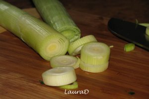 Supa-crema de sparanghel cu ou moale si paine prajita