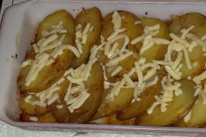 Cartofi rondele cu mozzarella si copanele de pui la cuptor