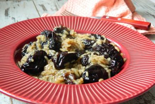 Mancare de prune uscate cu orez