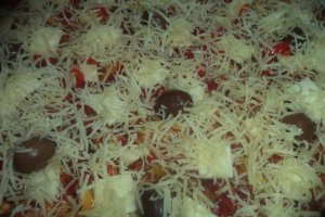 Pizza cu seminte si branzeturi