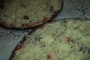 Pizza cu seminte si branzeturi