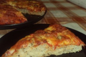 Pizza cu seminte si branzeturi