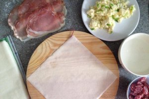 Rulouri pentru micul dejun cu oua, bacon si carnat