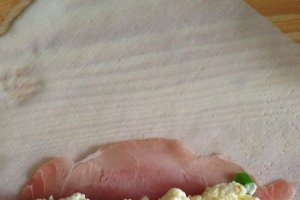 Rulouri pentru micul dejun cu oua, bacon si carnat