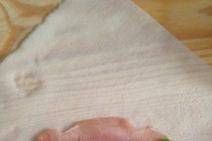 Rulouri pentru micul dejun cu oua, bacon si carnat