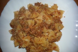 Farfalle cu salsiccia(carnat crud)