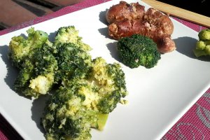 Broccoli cu carnati proaspeti de porc