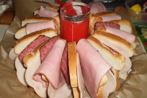 Aperitiv cu cascaval si mezeluri