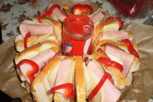 Aperitiv cu cascaval si mezeluri