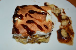 Budinca de panettone cu banane si bezea