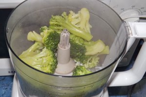 Conopida gratinata cu sos "verde" din brocolii si branza cu mucegai albastru