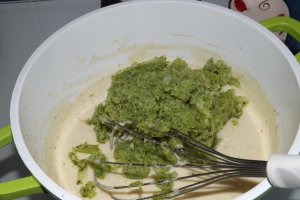 Conopida gratinata cu sos "verde" din brocolii si branza cu mucegai albastru