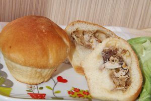 Briose din aluat dospit cu umplutura de carne si legume